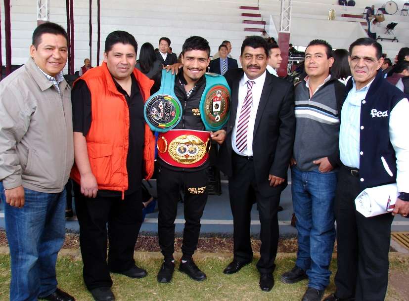 Comerciantes del Mercado con el campeón 
