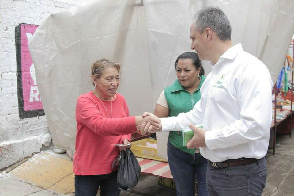 El Verde caminando de la mano con la gente